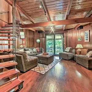  Holiday home Tropical With Deck, Hot Tub And Lush Scenery!